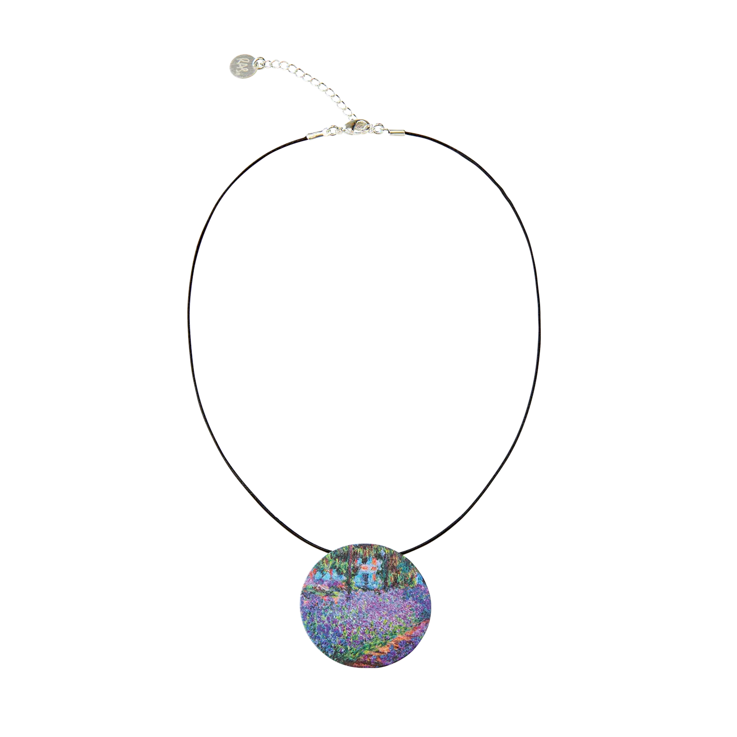 Auf dem Bild ist das elegante Collier „Claude Monet – Irisbeet in Monets Garten“ zu sehen. Der kunstvoll gestaltete Anhänger zeigt eine detailreiche Darstellung des berühmten Gemäldes, mit lebendigen Irisblumen in verschiedenen Blau- und Lilatönen. Der Anhänger ist aus koloriertem Metall gefertigt und hat einen Durchmesser von etwa 40 mm. Das Lederband, das den Anhänger hält, ist in einem dunklen Farbton gehalten und lässt sich zwischen 42 und 47 cm verstellen.