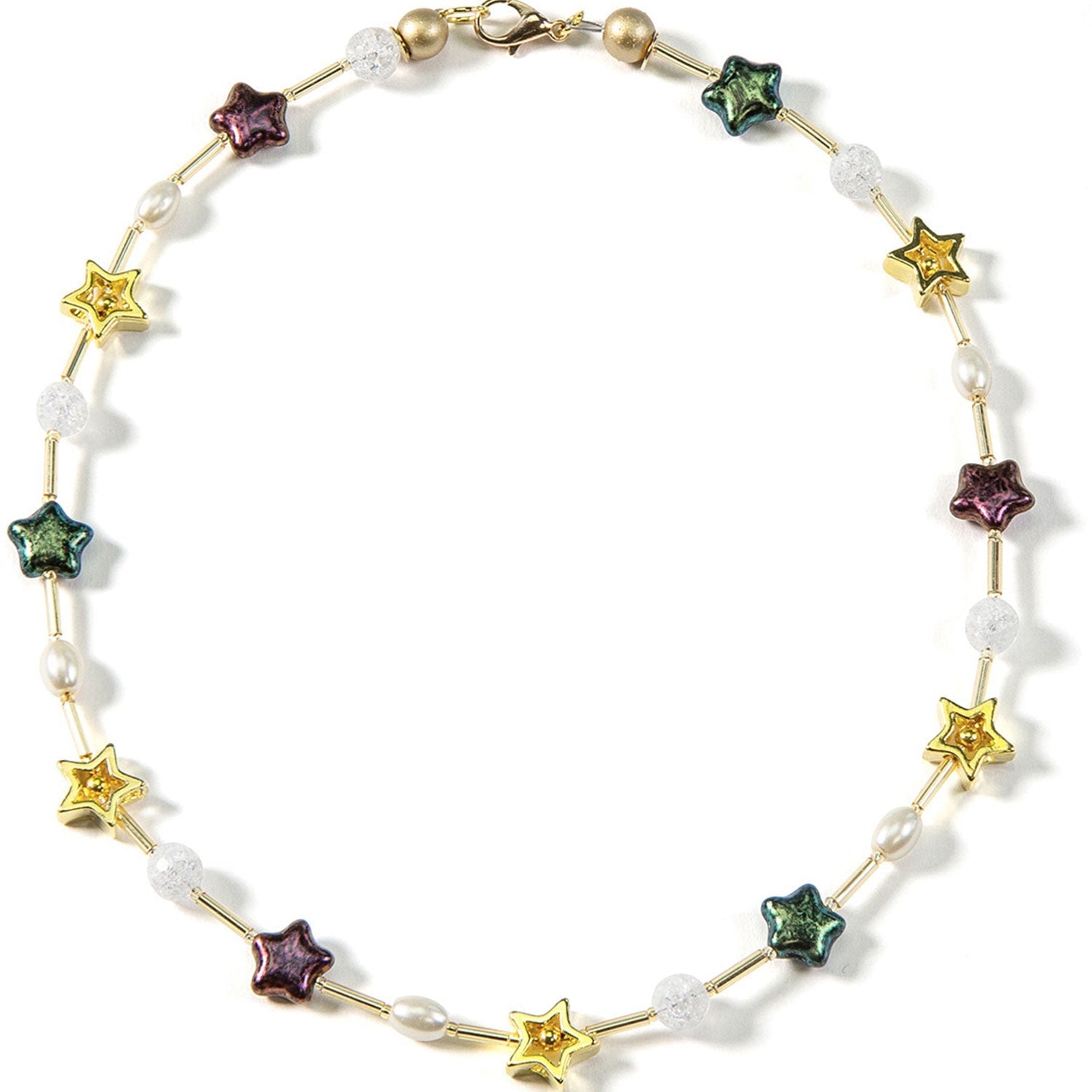 Entdecken Sie das Collier „Sterntaler“, eine Halskette voller festlicher Magie und elegantem Design. Es besticht durch goldene sternförmige Perlen, bunte Sternperlen in Lila-, Grün- und Brauntönen, transparente runde Perlen, weiße ovale Perlen und einen edlen goldfarbenen Verschluss.