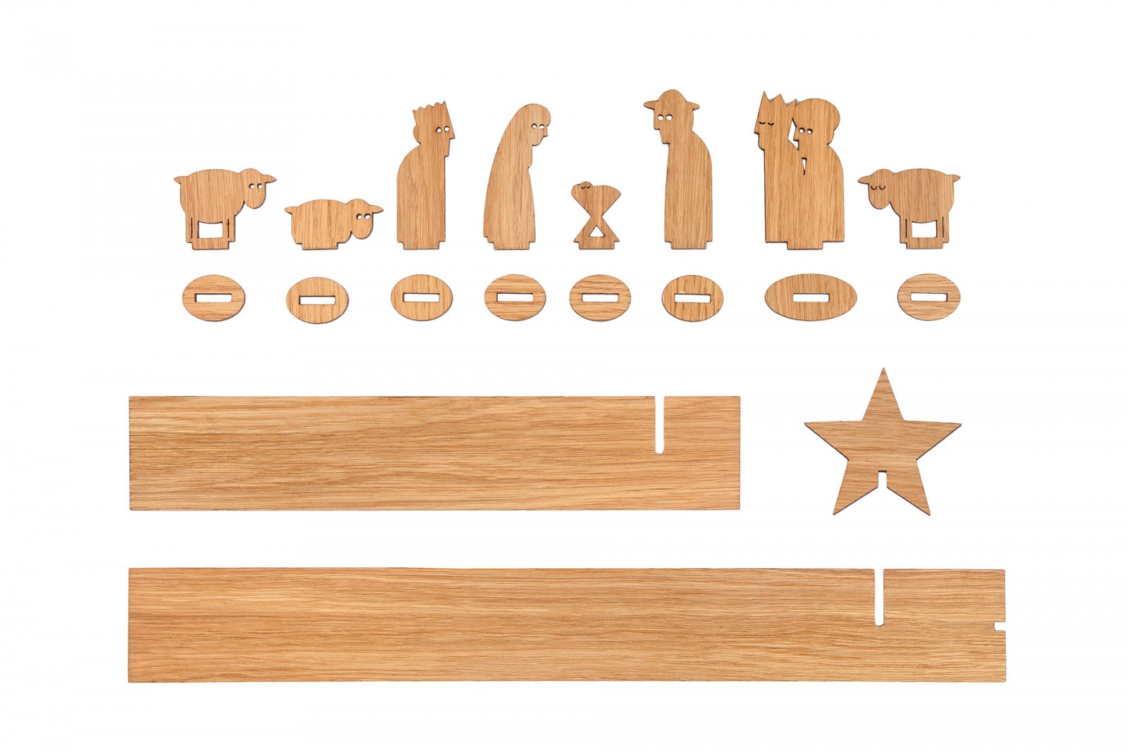 Krippenteile und Grundplatten aus Holz unmontiert auf weißem Untergrund angeordnet – mit edlen Akzenten von Eichenfurnier aus der HOLZKRIPPE SIMPLY CHRISTMAS Kollektion.