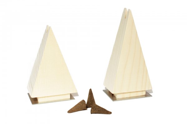 Zwei pyramidenförmige Holzhalter aus Fichtenholz mit drei braunen Räucherkegeln davor, auf weißem Grund.