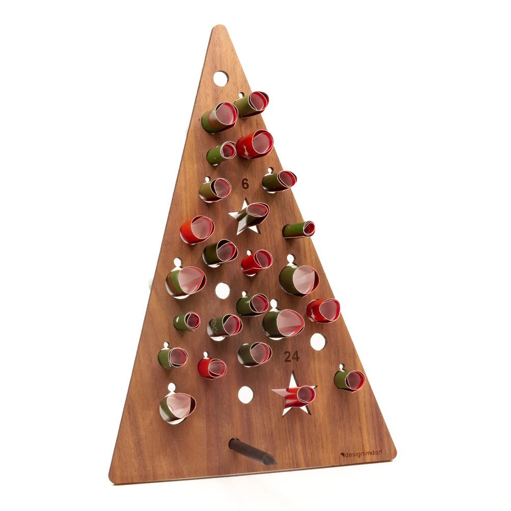 Wiederverwendbarer ADVENTSKALENDER in Form eines hölzernen ADVENTSBAUMS mit nummerierten Löchern und bunten Röhrchen, die wie ein Weihnachtsbaum angeordnet sind.
