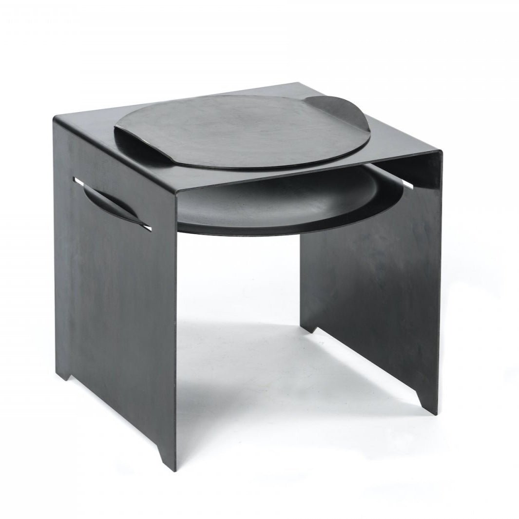 Bratenplatte BASIC auf Feuerschale, fotografiert vor weißem Hintergrund.