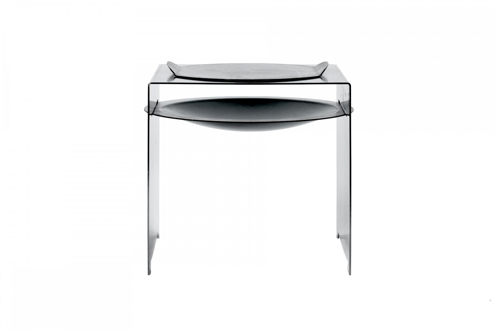 Minimalistischer schwarzer Hocker mit geschwungener Sitzfläche und dünnen, geraden Vollstahl-Metallbeinen, fotografiert vor weißem Hintergrund.