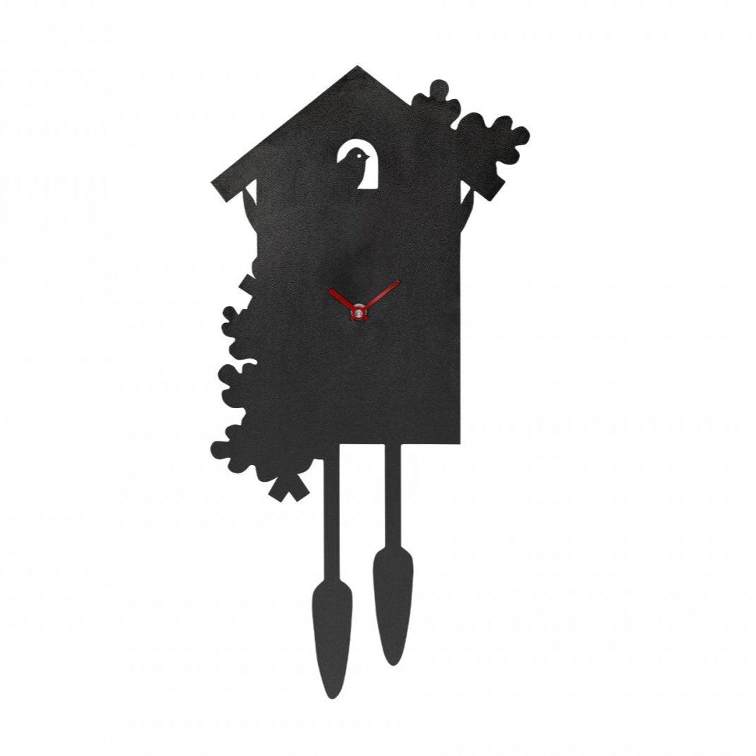 Eine moderne schwarze Kuckucksuhr mit roten Uhrzeigern und einem stilisierten Pendel, perfekt für zeitloses Design und moderne Einrichtung, vor weißem Hintergrund.