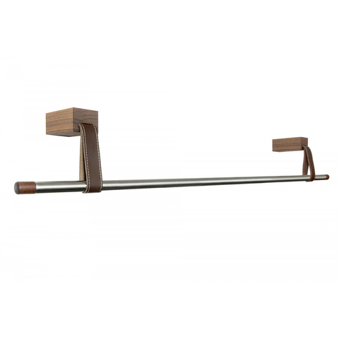 Ein Garderobenhalter aus Metall mit Wandhalterungen aus Nussbaumholz und Riemen aus braunem Rindsleder, die die Stange aus Edelstahl stützen.