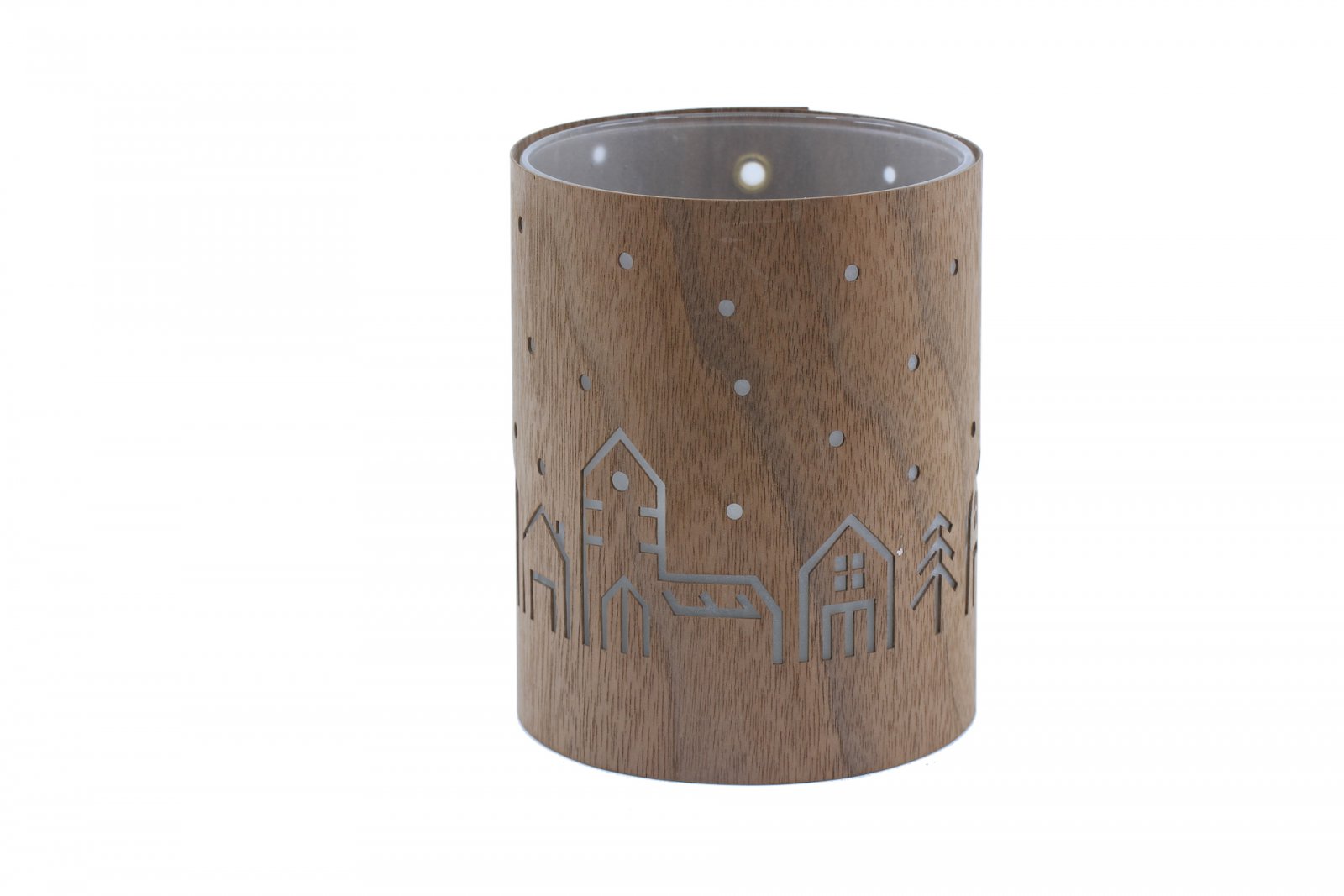 Brauner, zylindrischer Winterlicht-Kerzenhalter aus Nussbaumholz mit ausgeschnittenem Dorf- und Baumdesign mit kleinen Löchern, die an Schnee erinnern.