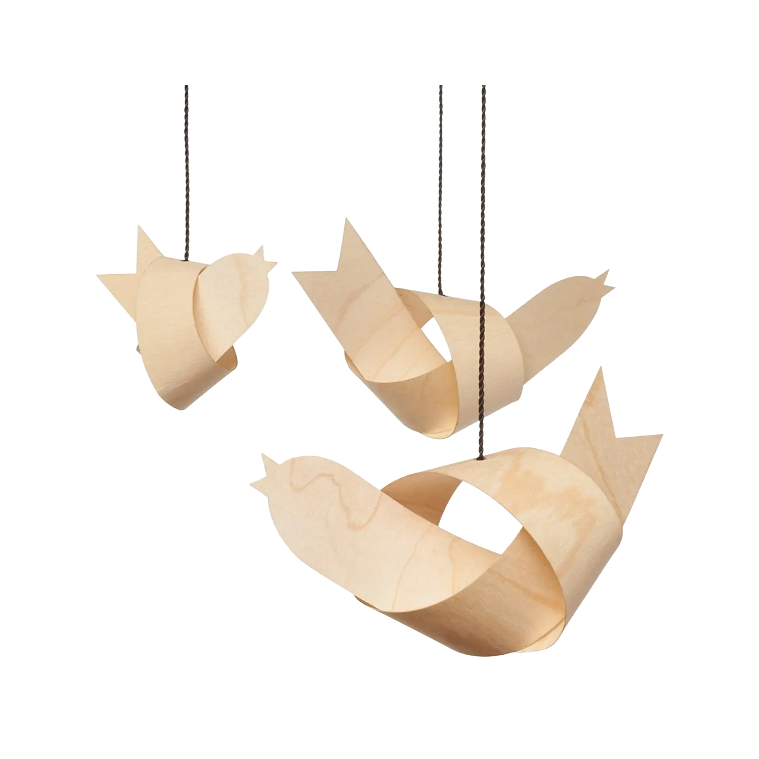 Drei Dekovogel Johann aus Holz im modernen Design vor weißem Hintergrund.