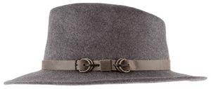 Ein grauer Fedora-Hut aus Wollfilz mit hellbraunem Band und Metallschnallendetail auf der Vorderseite, inspiriert von klassischen Borsalino-Hüten.