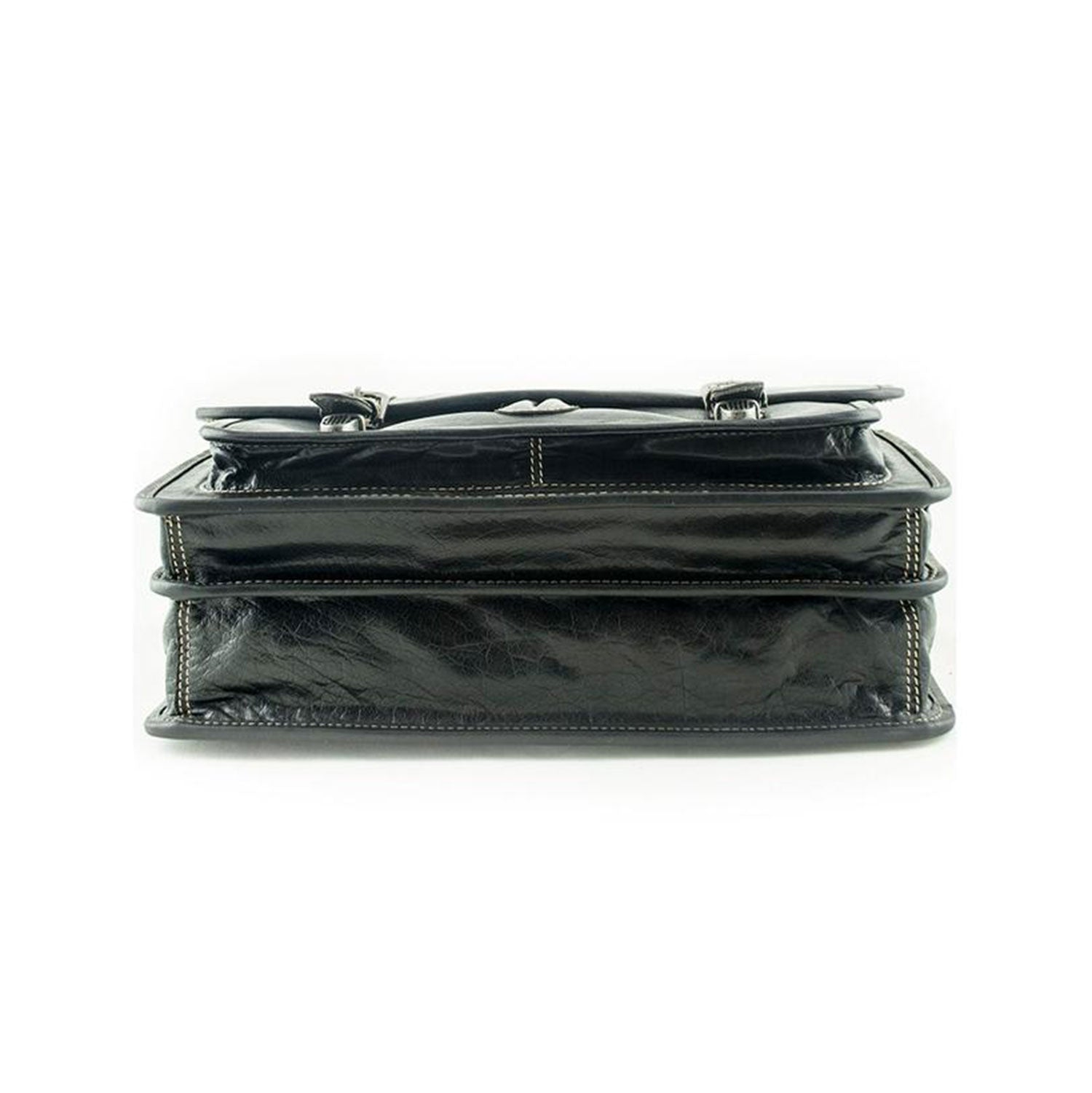 Die Aktentasche OHIO ist eine schwarze Lederhandtasche mit rechteckiger Form und Nähten. Sie verfügt über einen Tragegriff, Metallbeschläge und sichtbare Nähte für Struktur. Dieses vielseitige Stück besticht durch sein elegantes Design im Stil einer Aktentasche und bietet dank wasserabweisender Oberfläche eine lange Lebensdauer.