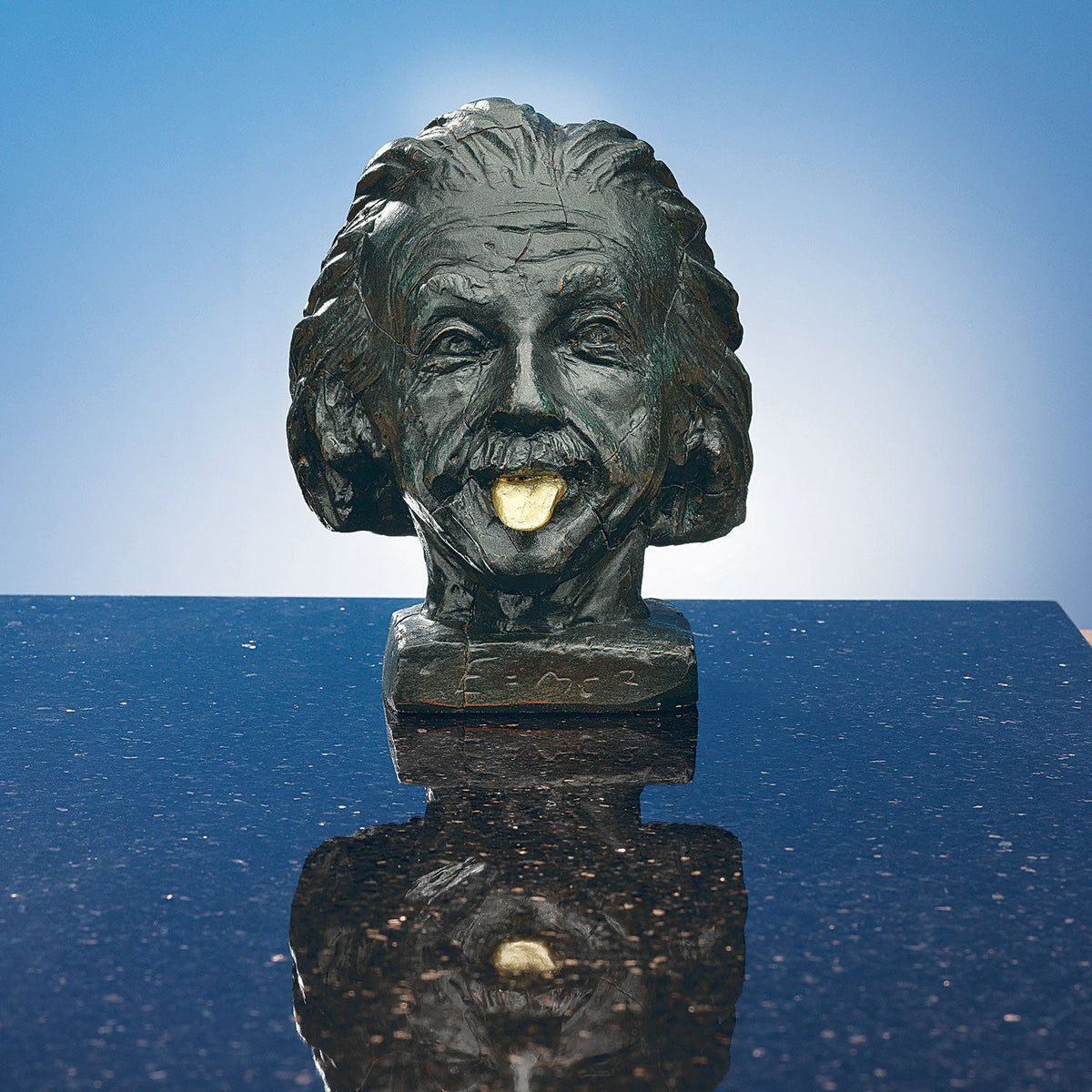 Der Einstein-Kopf mit goldener Zunge wurde aus Selenitmasse gefertigt