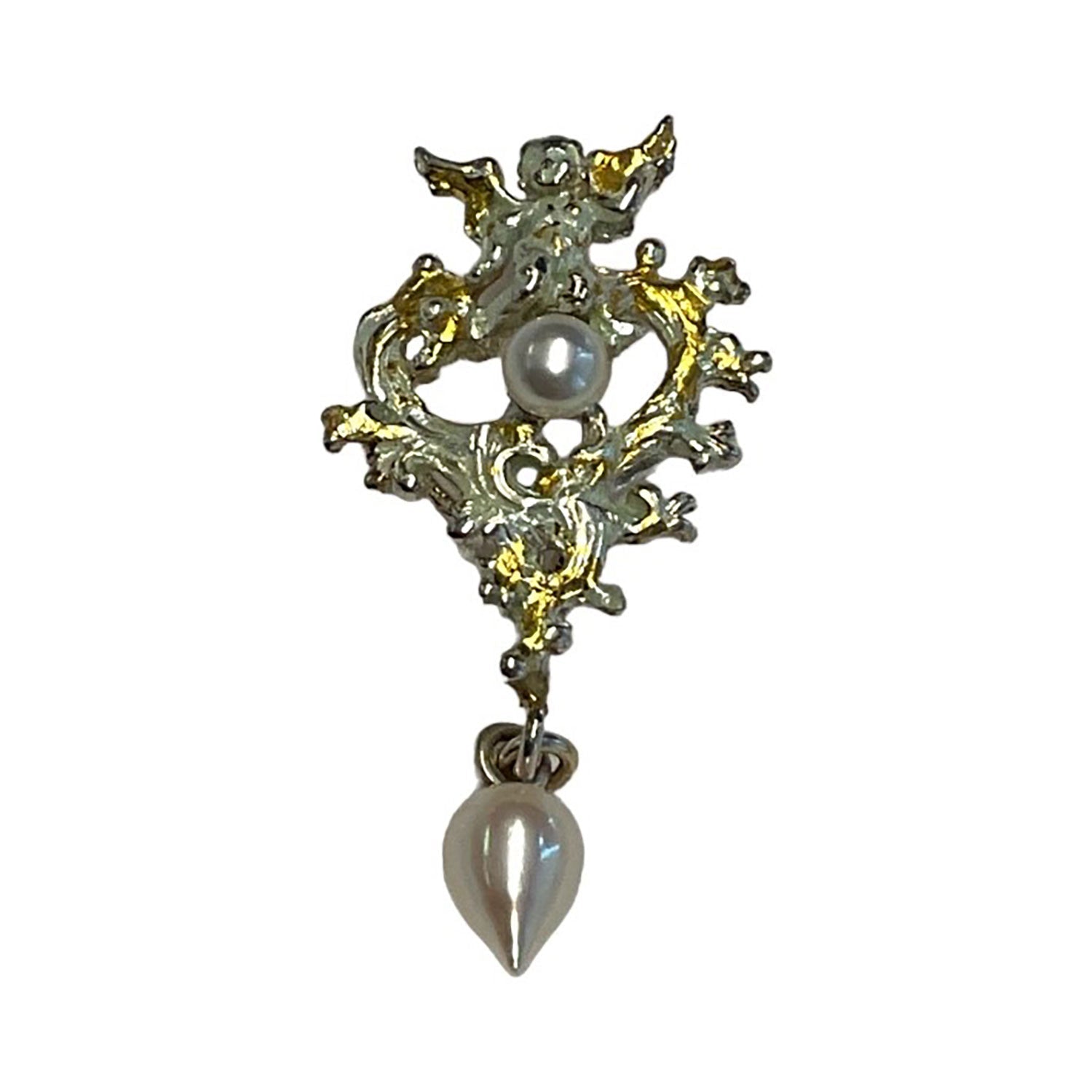 Eine detailreiche Brosche aus 925er Sterlingsilber besticht durch filigrane Ornamente und florale Muster, in deren Mitte sich eine Perle befindet. Eine tropfenförmige Perle baumelt anmutig und spiegelt die zeitlose Eleganz des Anhängers Sanssoucis Engel wider.