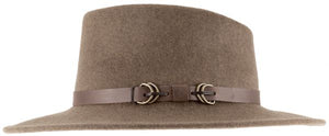 Brauner Wollfilzhut mit breiter Krempe und einem Lederband mit zwei Metallschnallen, inspiriert von der klassischen Eleganz der Borsalino Hüte.