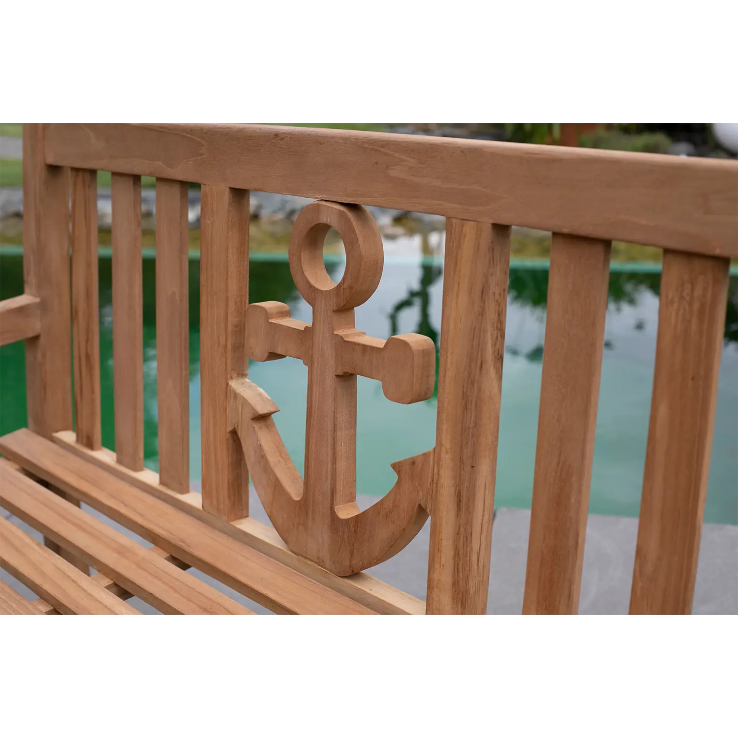 Wetterfeste Gartenbank aus Teakholz mit Anker Motiv für den Pool.