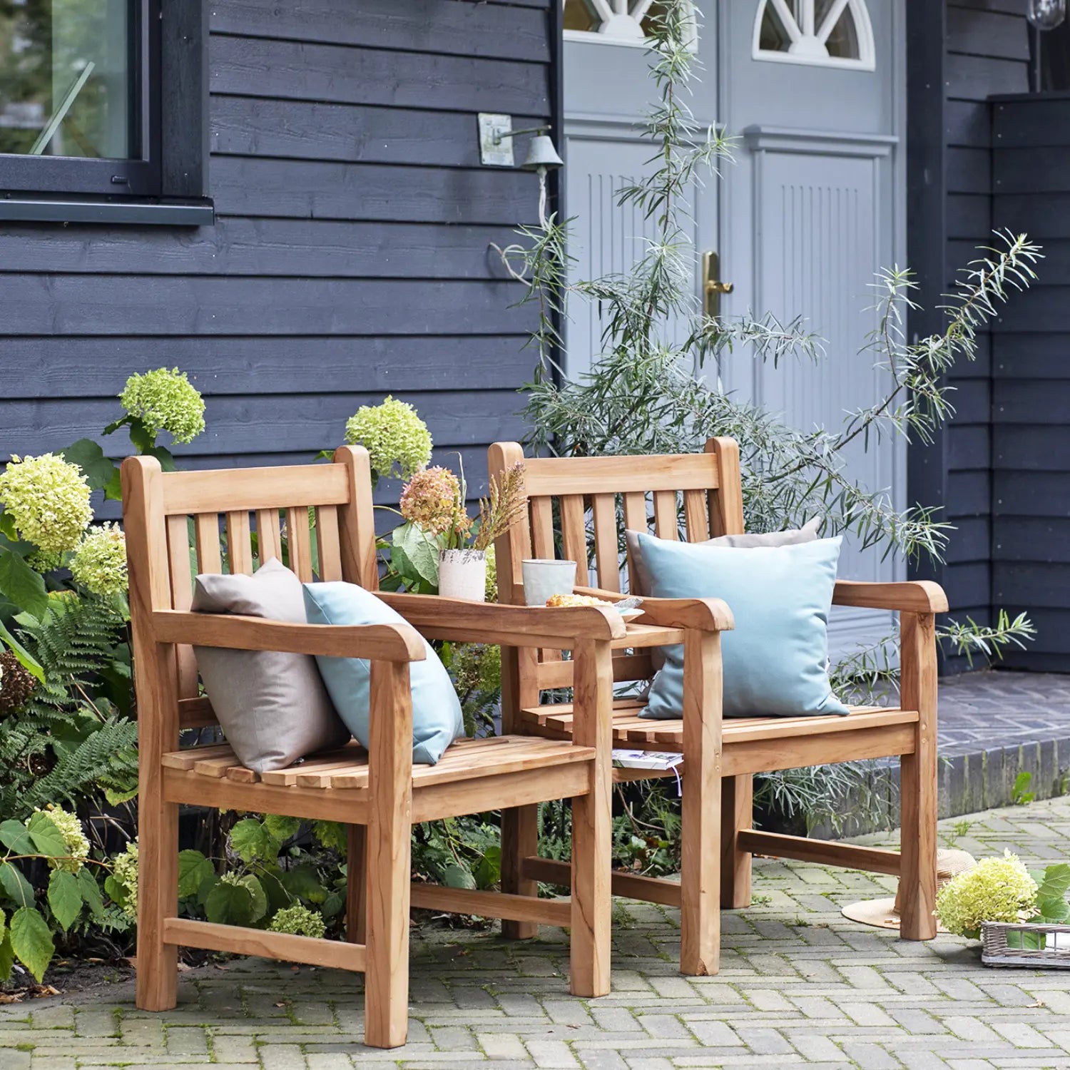 Gartenbank mit Tisch aus Holz - perfekt für Ihren Außenbereich.