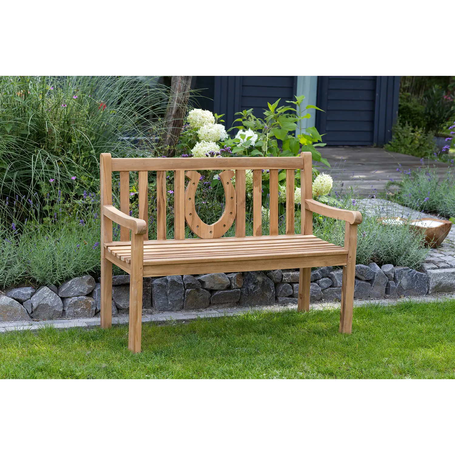 Gartenbank aus Teak, wetterfest, am Blumenbeet aufgestellt.