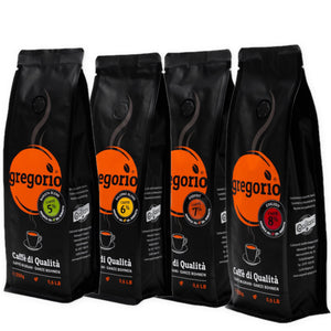 Vier schwarze Beutel Kaffeebohnen des Caffè Gregorio di Qualità, jeweils mit unterschiedlichen Mischungsnummern und Farben – perfekt als Kaffee-Kennenlernpaket, um die Vielfalt der Gregorio-Mischungen zu entdecken.