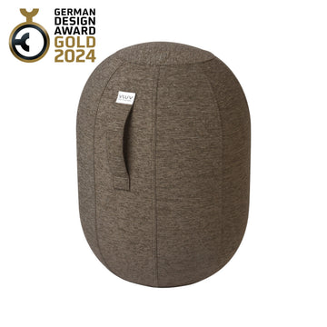 Brauner Stoffhocker mit seitlichem Griff und einem German Design Award Gold 2024-Abzeichen in der oberen linken Ecke – entworfen für ergonomisches Sitzen, inspiriert vom innovativen KAPSUL STOV Balancekapsel-Konzept.