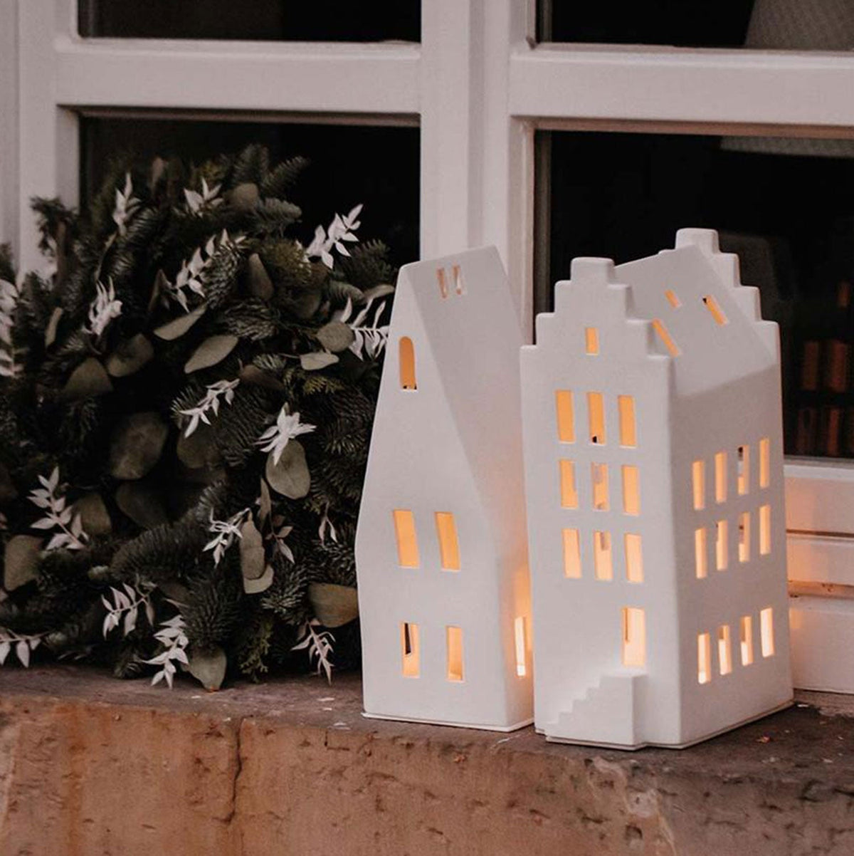 Das große Lichthaus Giebeldach beleuchtet und mit einem anderen Lichthaus kombiniert.