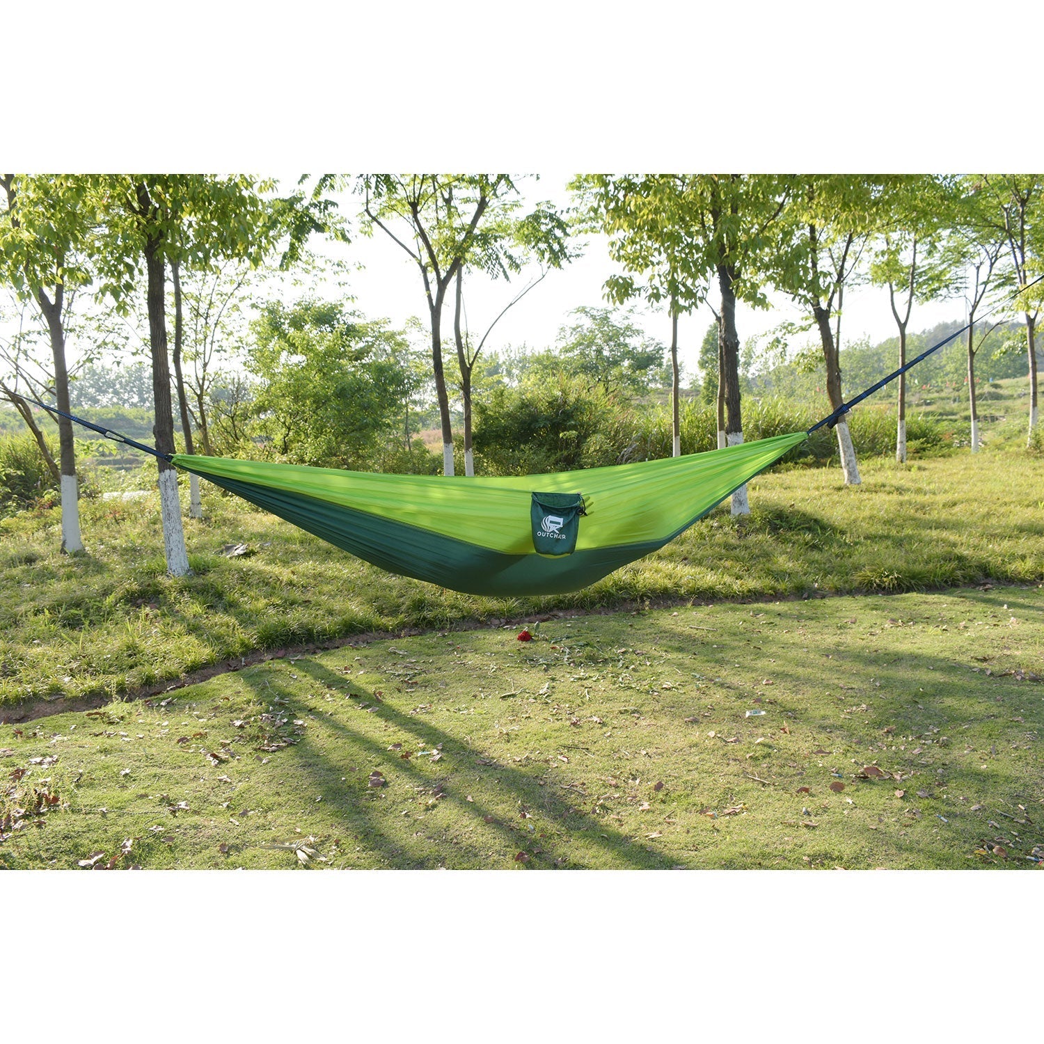 Hängematte Outdoor zwischen Bäumen im sonnigen, grünen Park.