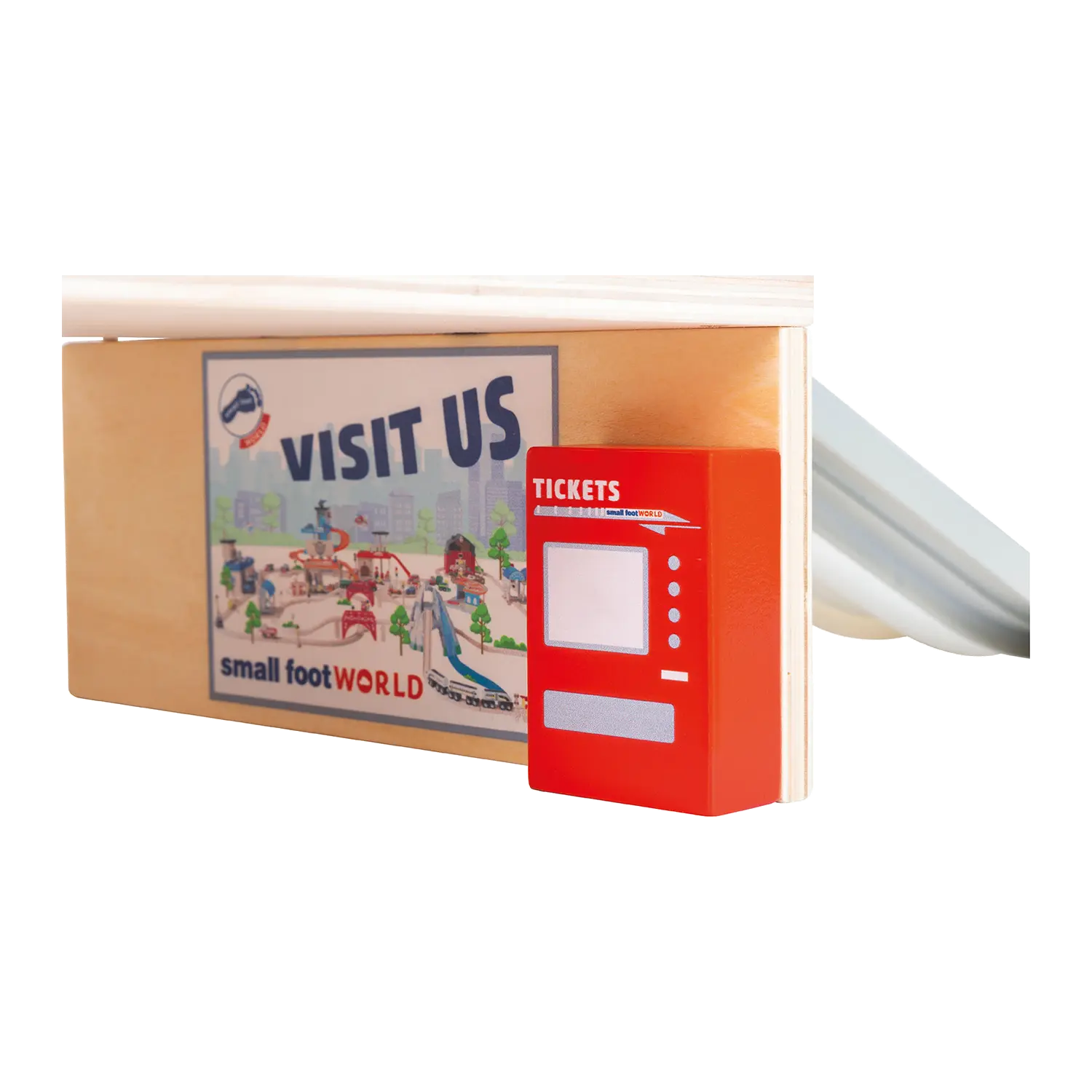 Hölzerner Bahnhof mit Zubehör aus Holz mit Visit Us-Schild und rotem Fahrkartenautomat.