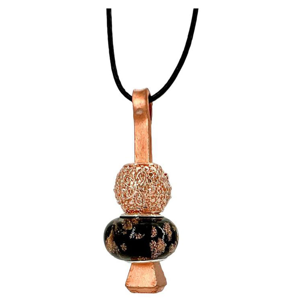 Das Hufnagel Schmuckstück besticht durch ein Roségold-Design, eine strukturierte runde Perle und eine glänzend schwarze Muranoglasperle mit Goldflecken. Dieses handgefertigte Schmuckstück hängt elegant an einer schwarzen Kordel.