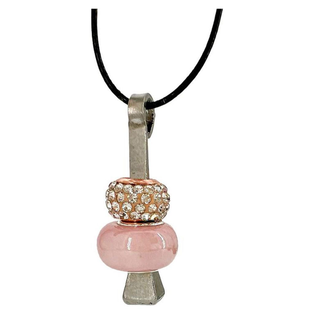 Die Halskette von Hufnagel Schmuck besteht aus einer schwarzen Kordel, einem silbernen Hufeisenanhänger als Glückssymbol, einer funkelnden Perle aus Roségold und einer glatten rosa Porzellanperle.