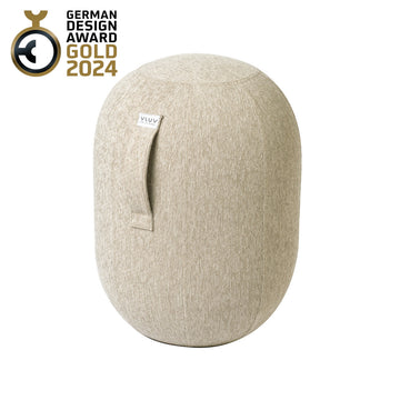 Beiger Stoff KAPSUL STOV Balancekapsel luftgefüllter Sitzhocker mit Griff, perfekt für ergonomisches Sitzen. Logo des German Design Award Gold 2024 in der oberen linken Ecke.