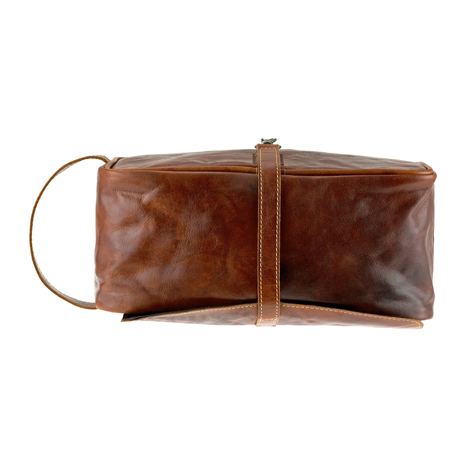 Draufsicht einer wasserabweisenden Kulturtasche aus braunem Leder für Damen und Herren mit Henkel und Riemen. Die Tasche ist geschlossen und leicht abgenutzt, was ihr einen Vintage-Vollleder-Look verleiht.