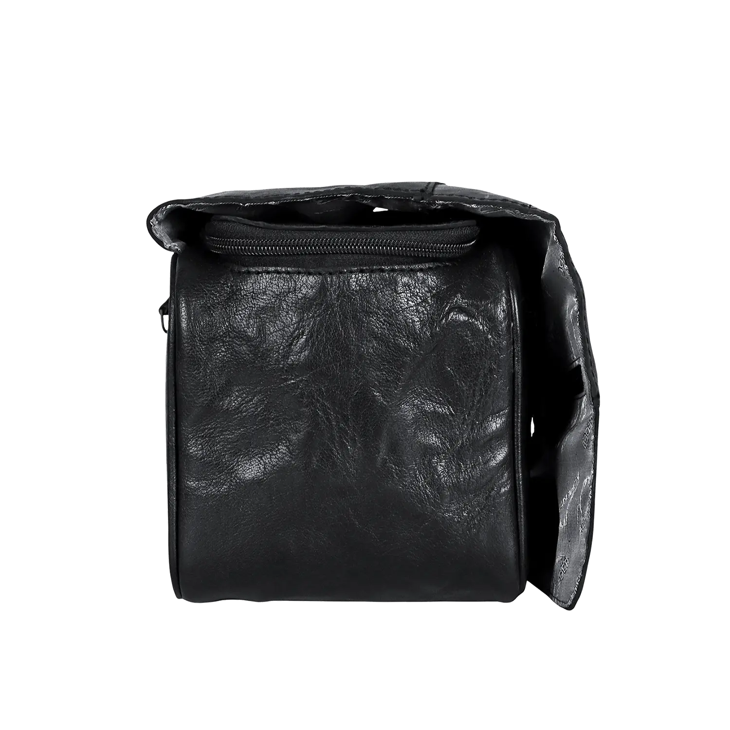 Die Kulturtasche für Damen und Herren aus leicht strukturiertem schwarzem Leder für ein glänzendes Finish verfügt über ein oberes Reißverschlussfach und ein rechts gefaltetes Fach. Das wasserabweisende Innenfutter schützt den Inhalt bei jedem Wetter.