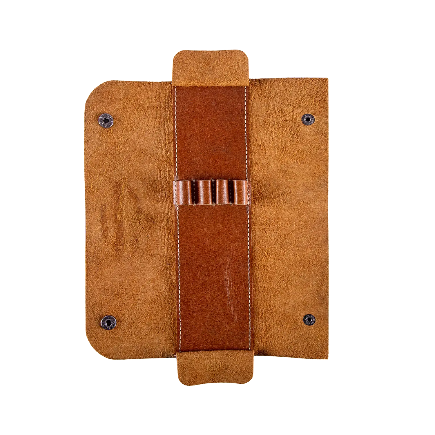 Die Stiftemappe LISSI ist eine braune Vollleder-Geldbörse mit schlichtem, rechteckigem Design. Sie lässt sich flach öffnen und weist sichtbare Nähte und Eckknöpfe auf. Im Inneren befinden sich ein zentraler Riemen und Fächer für Gegenstände oder Schreibgeräte. Die Textur ist glatt und dennoch leicht rau.