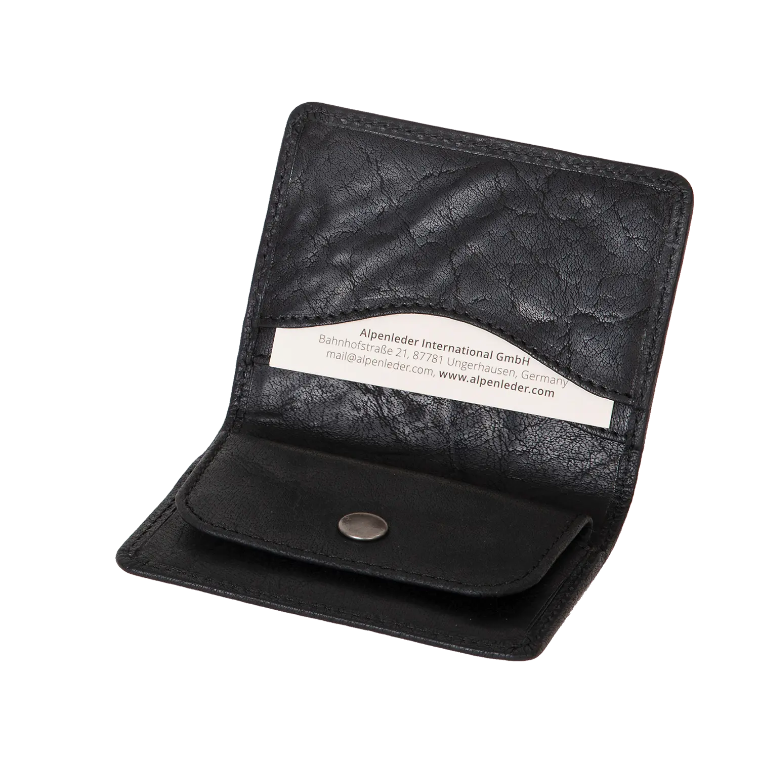 Ein geöffneter schwarzer Echtleder-Geldbeutel MONETEN zeigt eine Visitenkarte der Manufaktur Alpenleder International GmbH mit Kontaktdaten, deutscher Adresse und E-Mail-Adresse. Der Beutel verfügt über einen markanten Druckknopfverschluss.