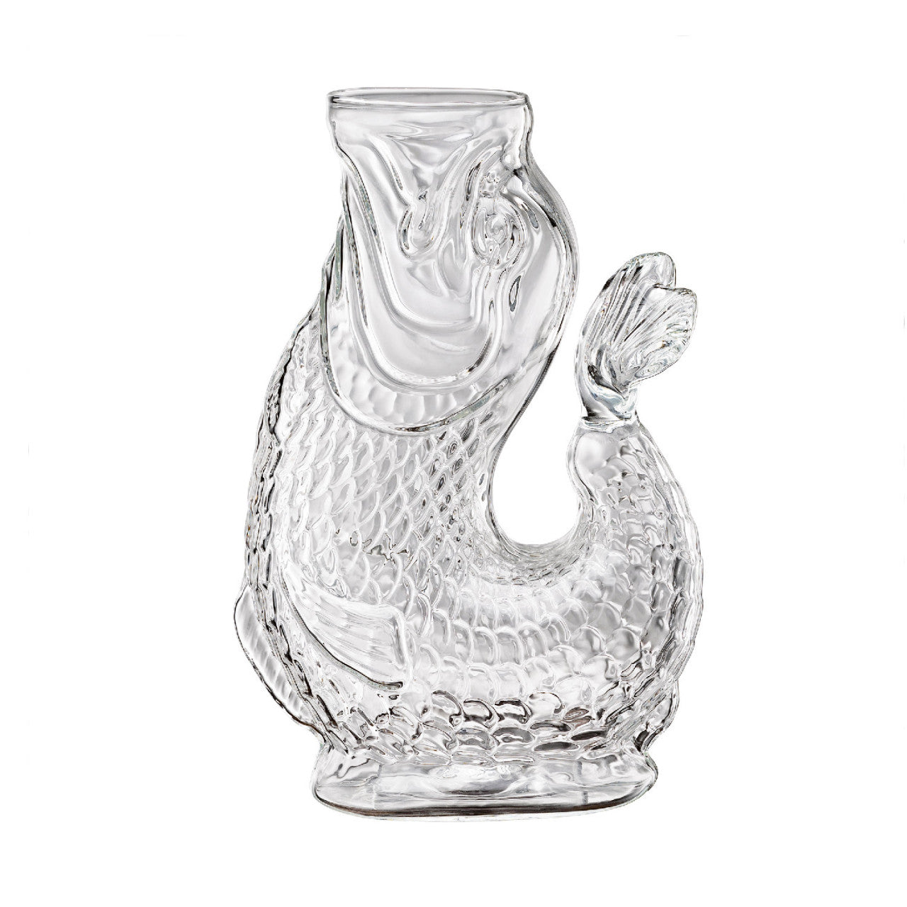 Klare Wasserkaraffe in Fischform, gefertigt aus robustem Borosilikatglas mit strukturierten Schuppen und gebogenem Schwanz, abgebildet auf weißem Hintergrund.