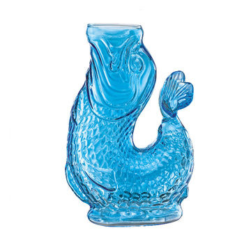 Eine blaue Wasserkaraffe in Fischform, gefertigt aus Borosilikatglas, verfügt über detaillierte Schuppen und einen anmutig geschwungenen Schwanz.