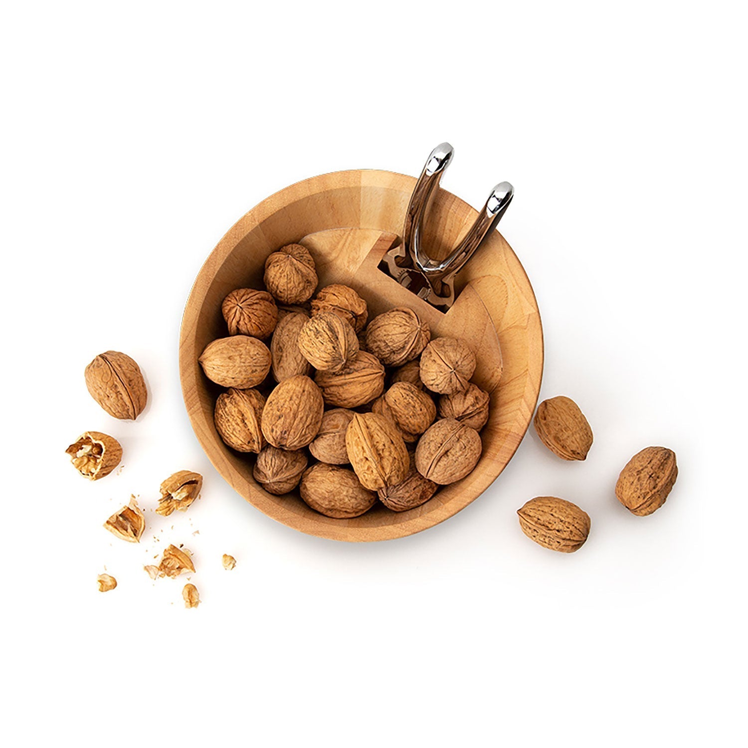 Eine Nussschale mit Qualitätsknacker, gefüllt mit ungeschälten Walnüssen, steht elegant da, der Nussknacker thront auf ihrem Rand, während verstreute Walnüsse und geknackte Schalen auf einer sauberen weißen Oberfläche liegen.