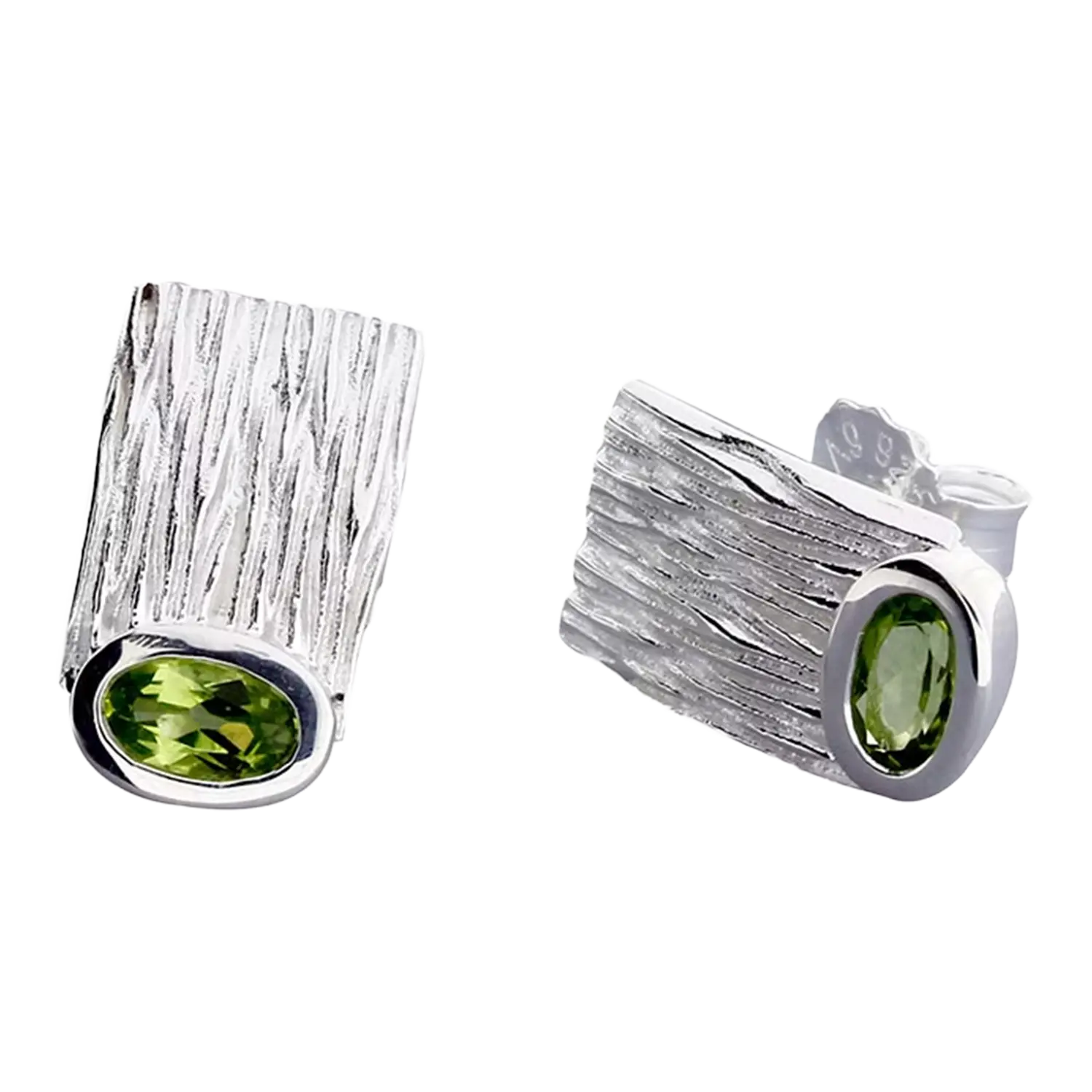 Designschmuck Ohrstecker Crease Silber mit grünem Peridot-Edelstein.