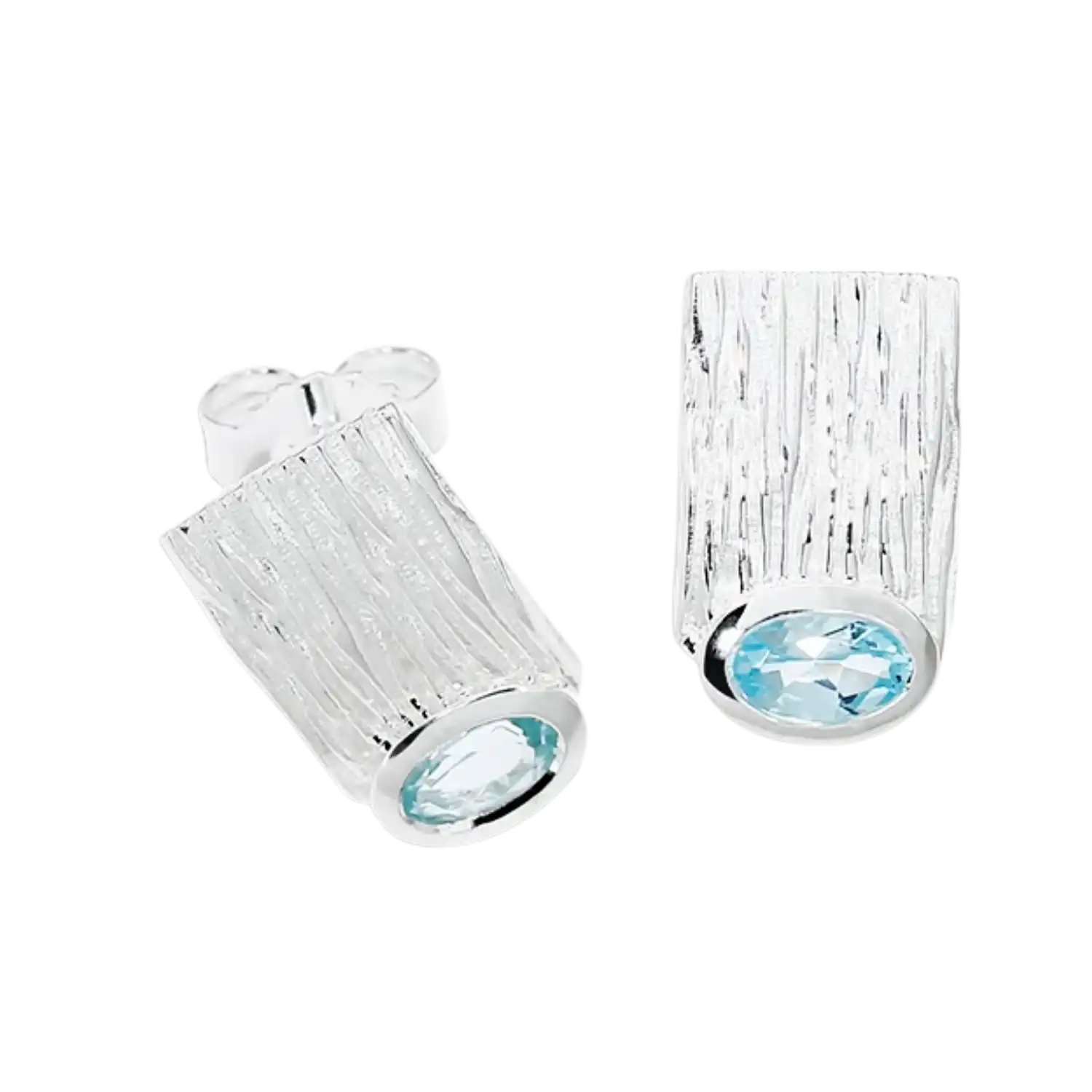 Designschmuck Ohrstecker Crease Topas mit strukturierter Oberfläche und blauem Topas.