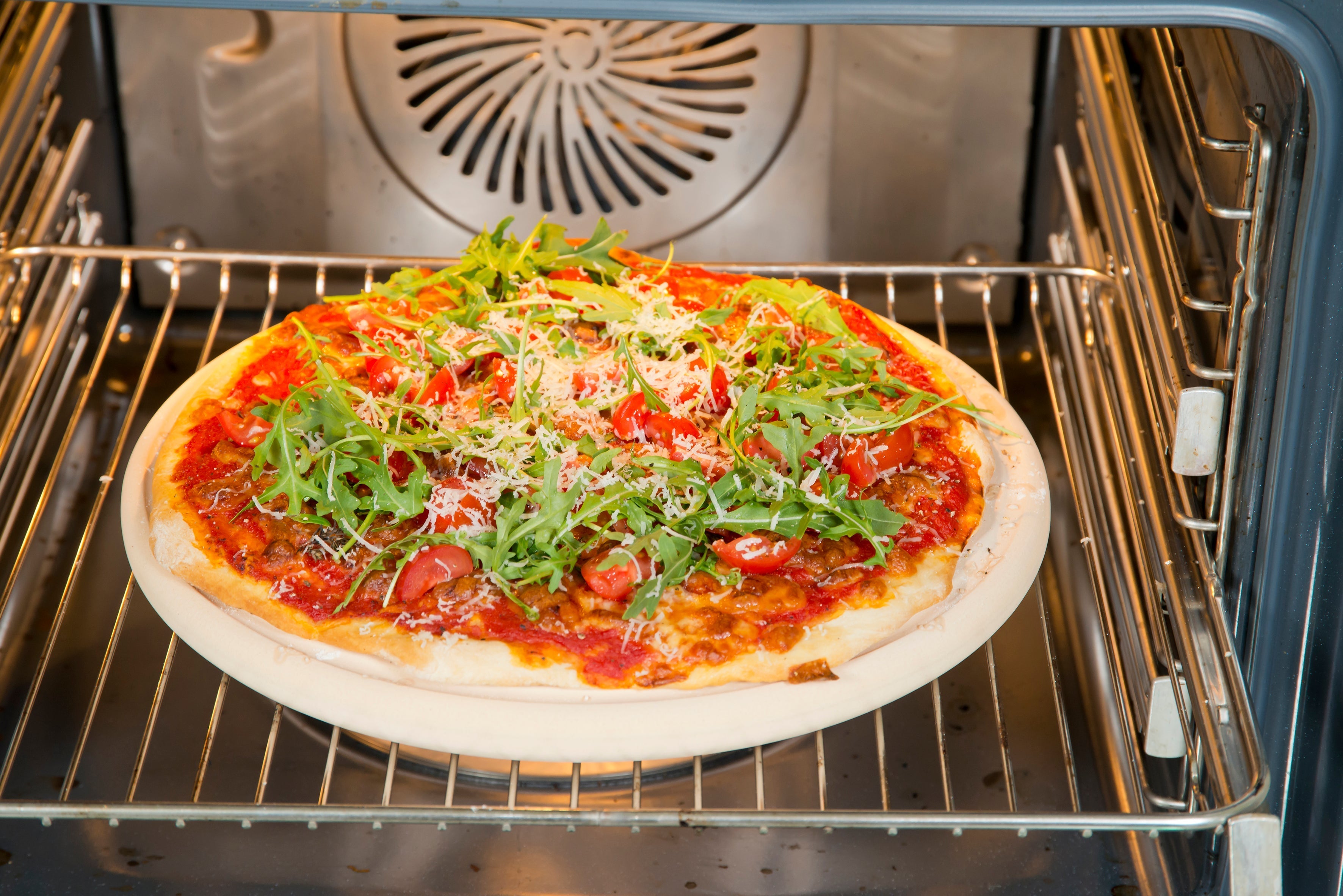 CeraFlam Pizzaplatte von Denk Keramik im vorgeheizten Backofen