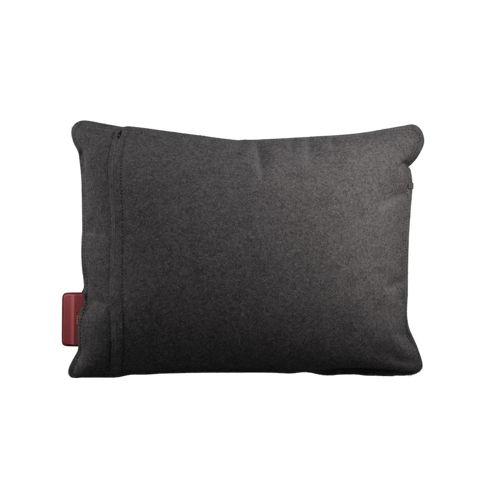 Ein rechteckiges Elektrisches Heizkissen Ploov Original Flex grau mit rotem Anhänger.