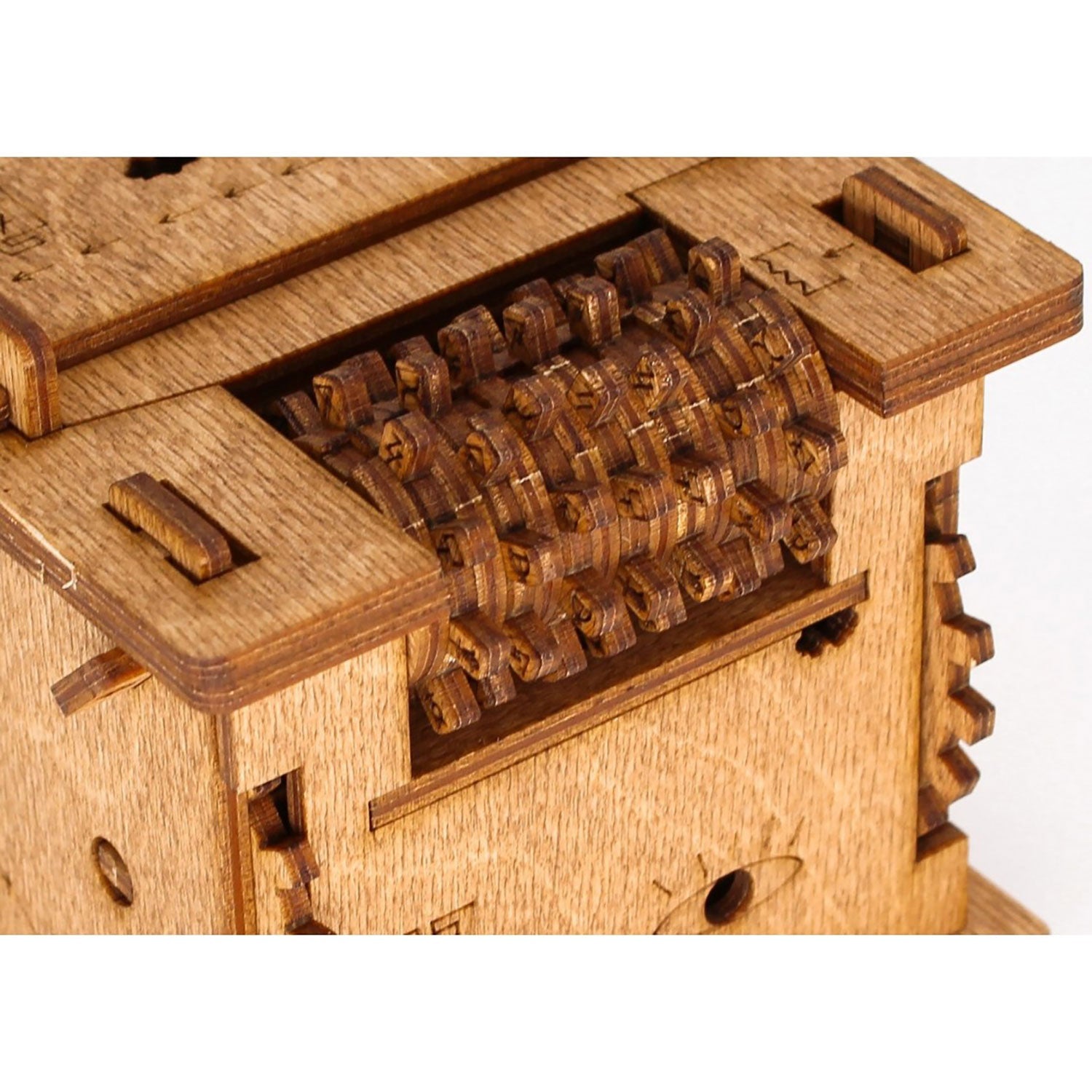 Eine Nahaufnahme der Rätselbox „Schrödingers Katze“ offenbart filigrane Zahnräder und Kerben auf hellbraunem Holz. Das Verriegelungssystem erinnert an eine Escape-Room-Herausforderung und zeugt von außergewöhnlicher Handwerkskunst und Präzision.