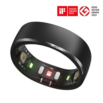 Ein schwarzer SmartRing mit integrierten Gesundheitsüberwachungs- und Herzfrequenz-Sensoren, ausgezeichnet mit den Logos des iF Design Award 2024 und Good Design Award 2023.
