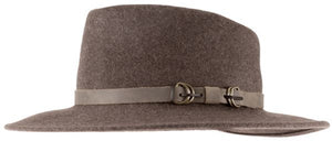 Brauner Filzhut mit breiter Krempe aus hochwertigem Wollfilz, mit Bandband und dekorativen Metallringen.