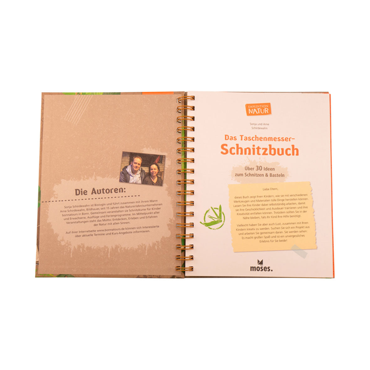 Aufgeschlagenes Taschenmesser-Schnitzbuch mit bebilderter Schritt-für-Schritt-Anleitung