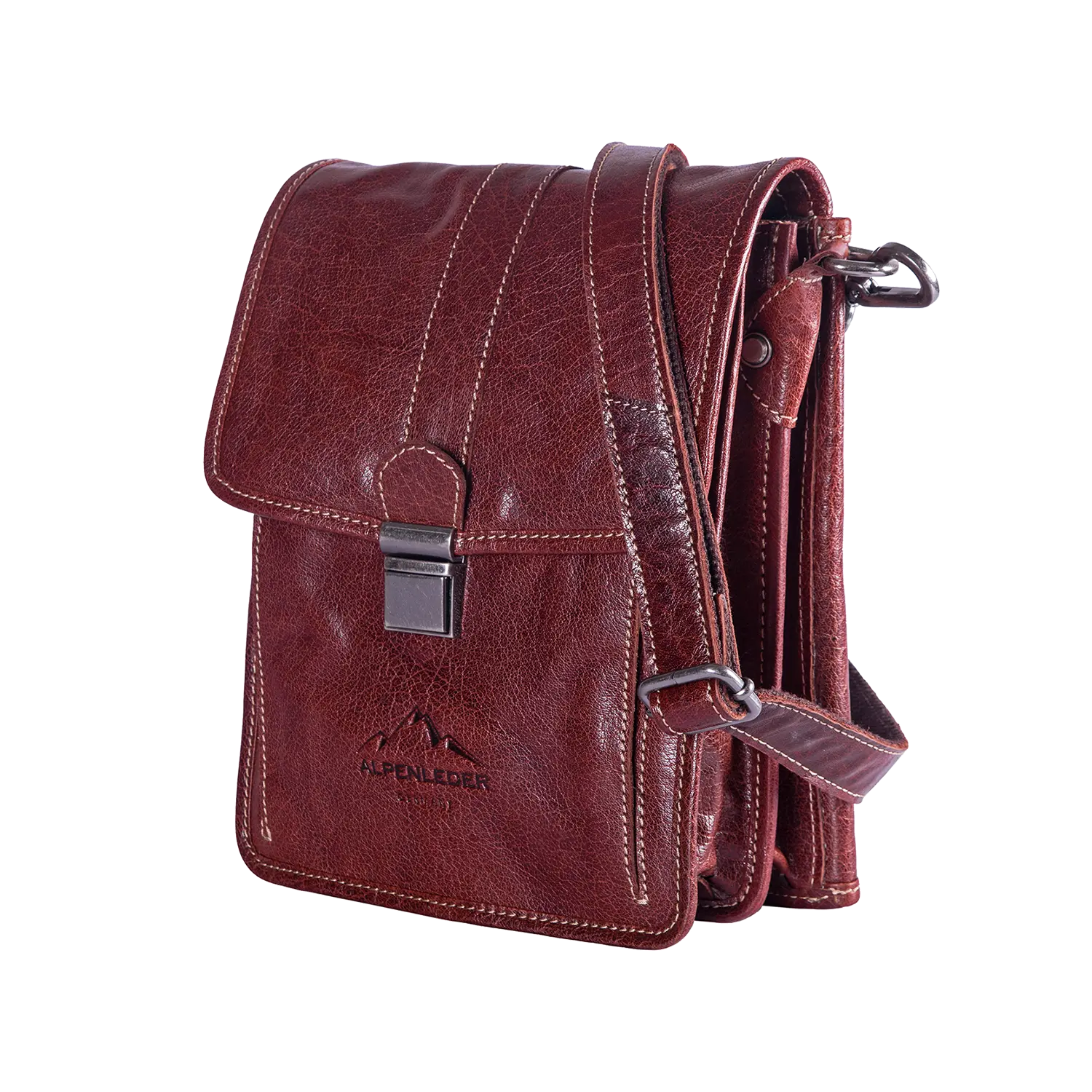 Die Schultertasche GALILEO ist eine braune Umhängetasche aus Leder mit Klappdeckel und Schnallenverschluss, sichtbaren Nähten, einem geprägten Logo auf der Vorderseite, einem verstellbaren Riemen und mehreren Fächern, darunter ein Tabletfach für Ihr Gerät.