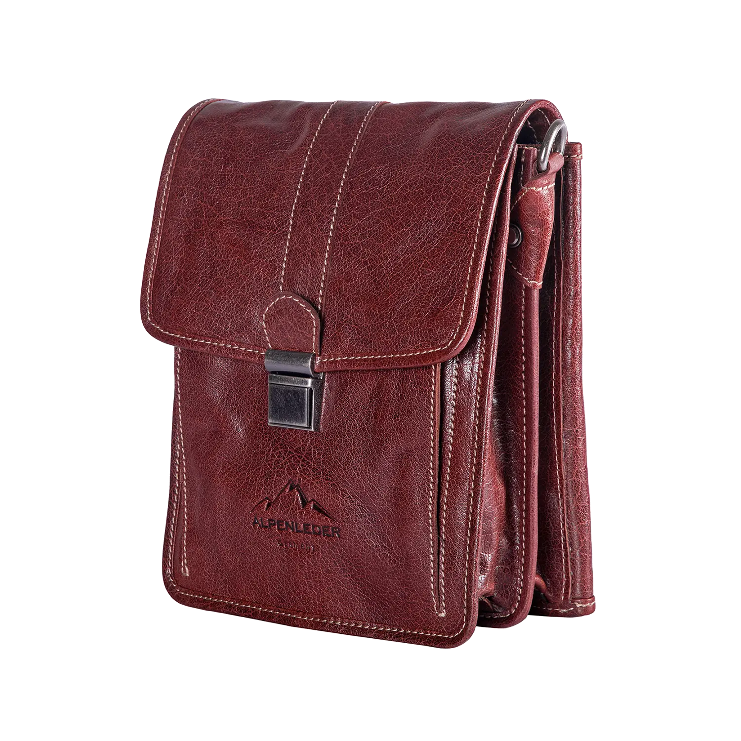 Die Umhängetasche GALILEO ist eine braune Ledertasche mit Klappverschluss und Metallschnalle. Sie besticht durch weiße Nähte und die geprägte Marke „Alpenleder“ auf der Vorderseite. Diese Messenger-Tasche verfügt über einen Schultergurt und besticht durch ihr strukturiertes, stilvolles und zugleich praktisches Design.