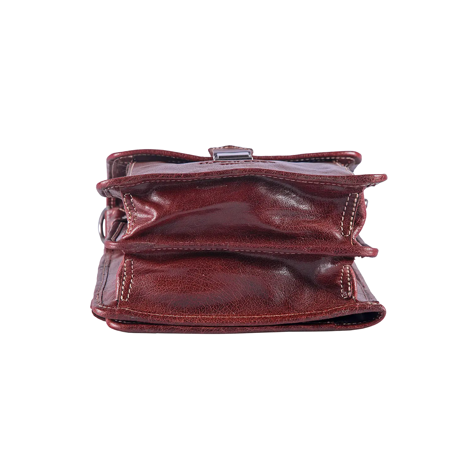 Eine braune Schultertasche GALILEO aus Alpenleder mit mehreren Fächern, gestapelt und leicht geöffnet, wodurch Design und Textur zur Geltung kommen.