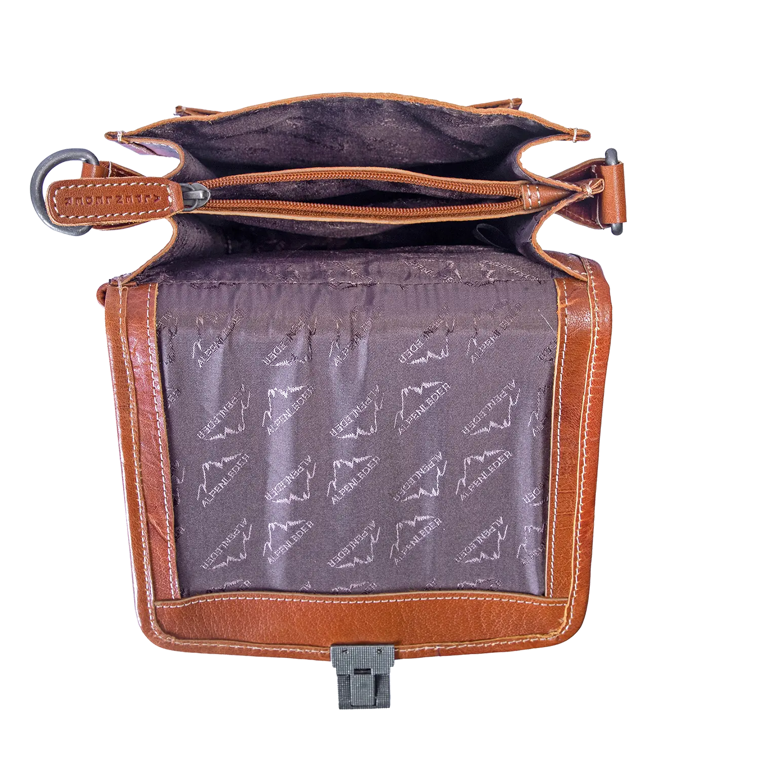 Öffnen Sie die braune Schultertasche GALILEO aus Alpenleder und entdecken Sie ihr Inneres mit Logo-Futter und Reißverschlussfach. Die Klappe ist geöffnet und zeigt außen eine Schnalle – ideal für jeden Anlass.