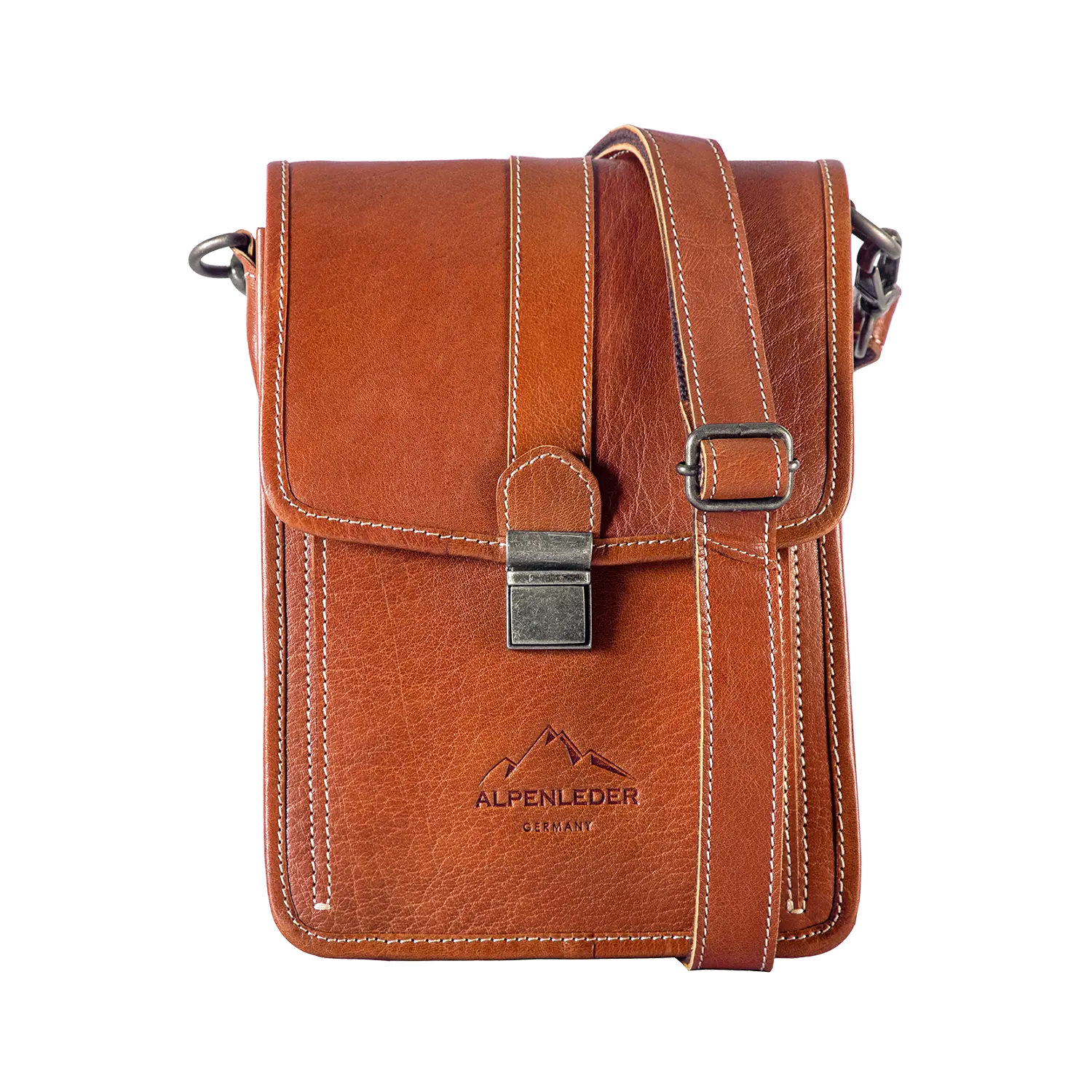 Die elegante Schultertasche GALILEO aus braunem Leder besticht durch weiße Nähte, einen Schnallenverschluss und einen verstellbaren Riemen. Das geprägte Alpenleder-Berglogo auf der Vorderseite verleiht dieser Crossbody-Messenger-Tasche einen edlen Touch und macht sie zu einem echten Hingucker.