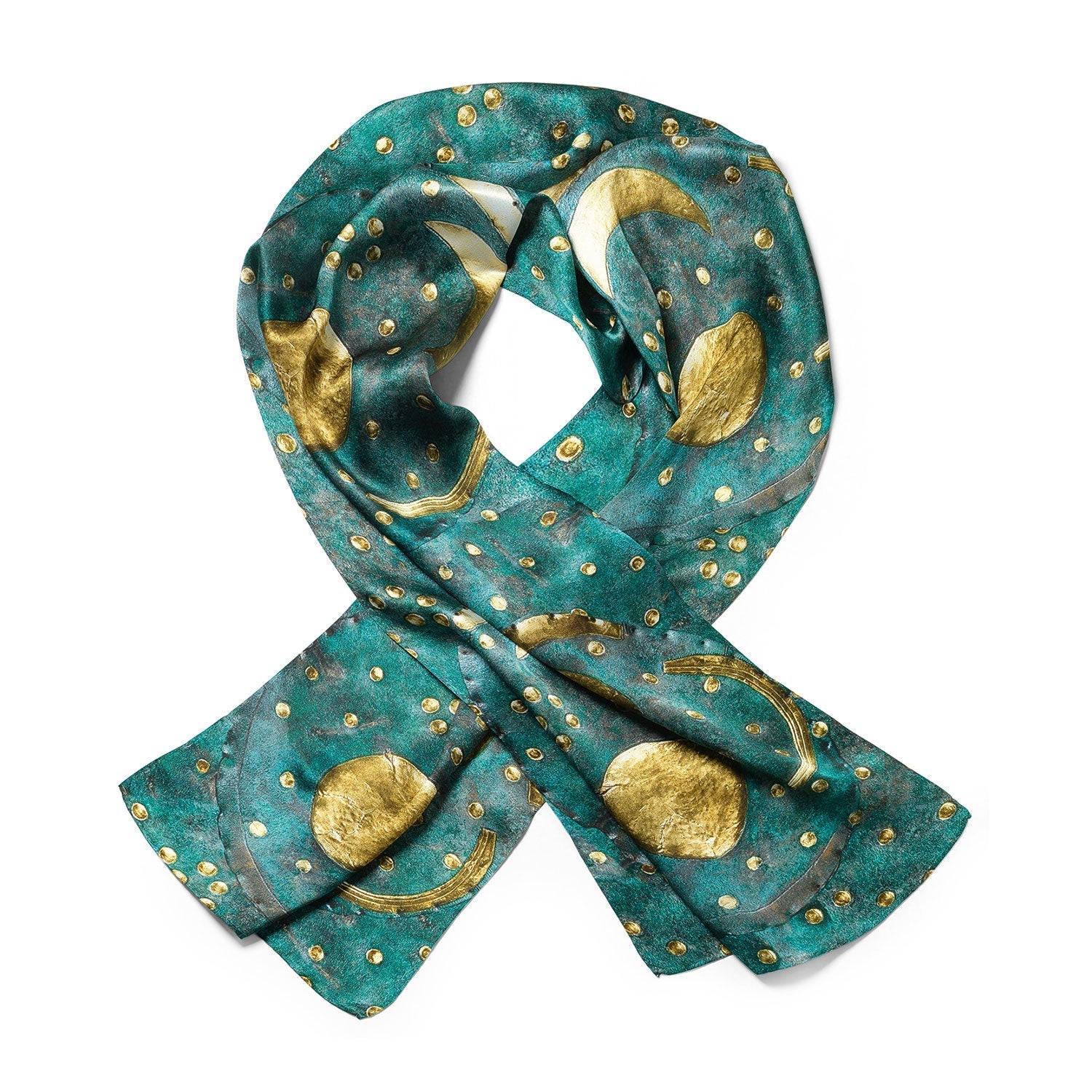 Der Seidenschal „Himmelsscheibe von Nebra“ hat eine smaragdgrüne Basis mit goldenen Halbmonden und kreisförmigen Mustern, die an den Sternenhimmel erinnern und für Eleganz in einer lockeren, überlappenden Schleife angeordnet sind.