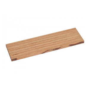Ein flaches, rechteckiges Stück Furnierschichtholz mit sichtbarer Holzmaserung und einem dunklen Ast an einer Kante.