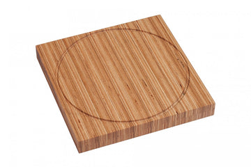 Ein quadratischer Holzuntersetzer aus der SAFARI Bretterserie von designimdorf, gefertigt aus hochwertigem Furnierschichtholz, weist in der Mitte eine sichtbare kreisförmige Markierung auf, die sich von einem strahlend weißen Hintergrund abhebt.